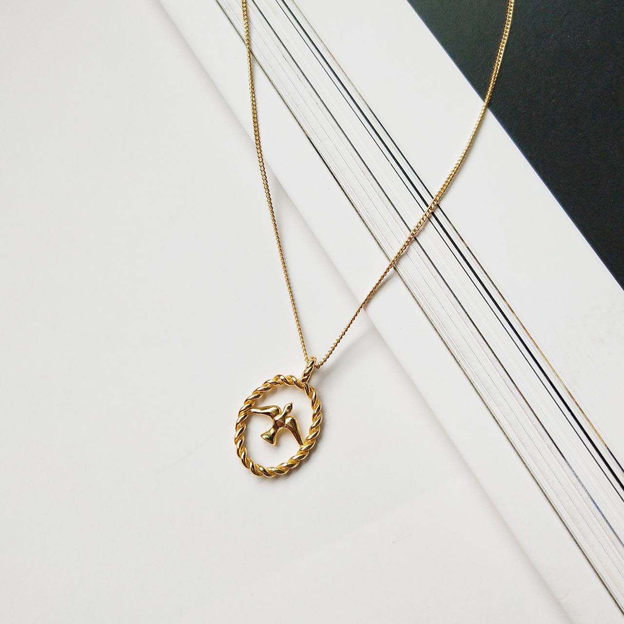 New Minimalism 925 sterling silver pendant necklaces handmade jewelry bird pendant designer necklaces gold color with link chain for women
New Minimalism 925 sterling silver pendant necklaces handmade jewelry bird pendant designer necklaces gold color with link chain for women