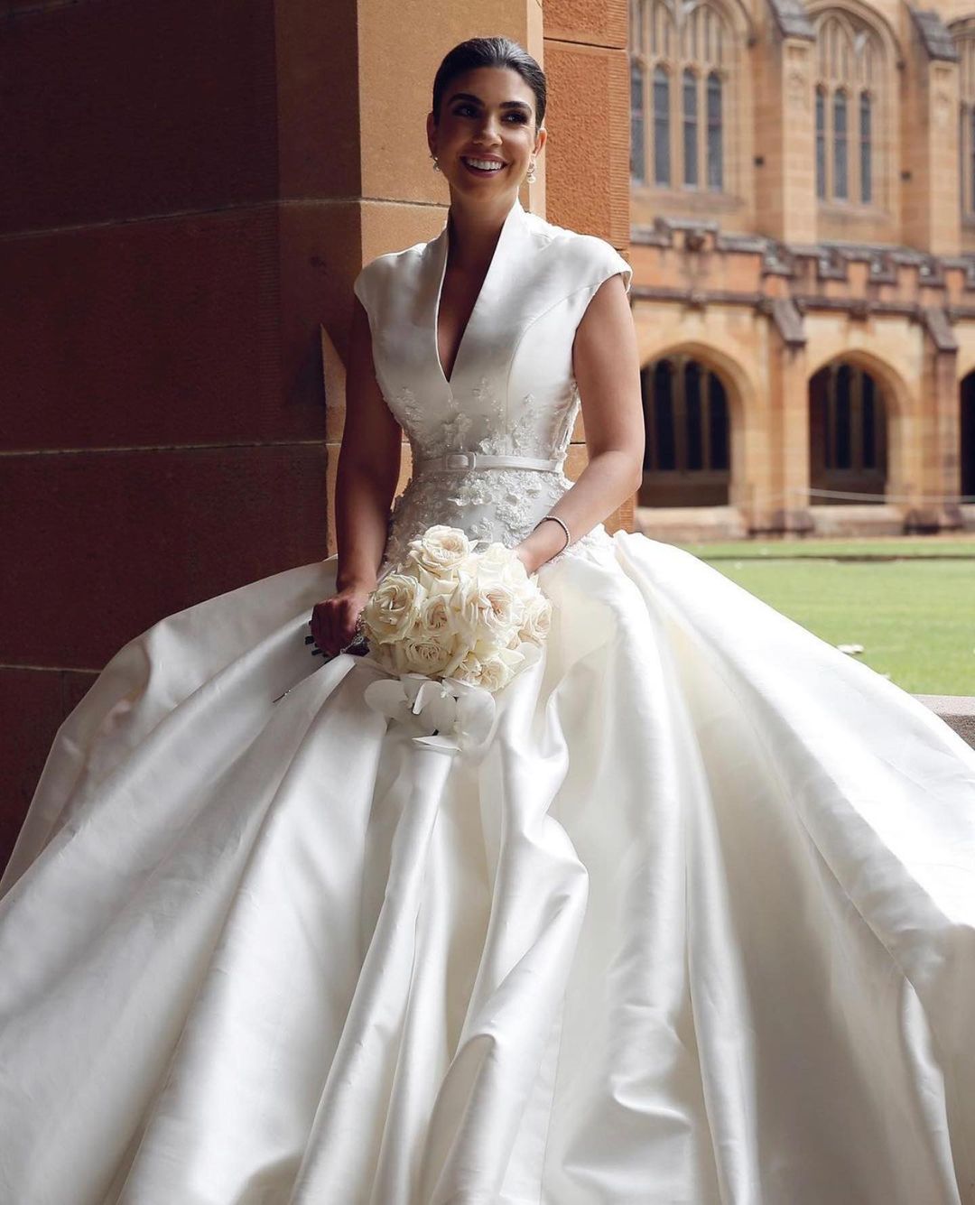Wedding Stunning Appliqued Dresses Deep V Neck A Line Plus Size Sequined Bridal Gowns Court Train Satin Robe De Marie