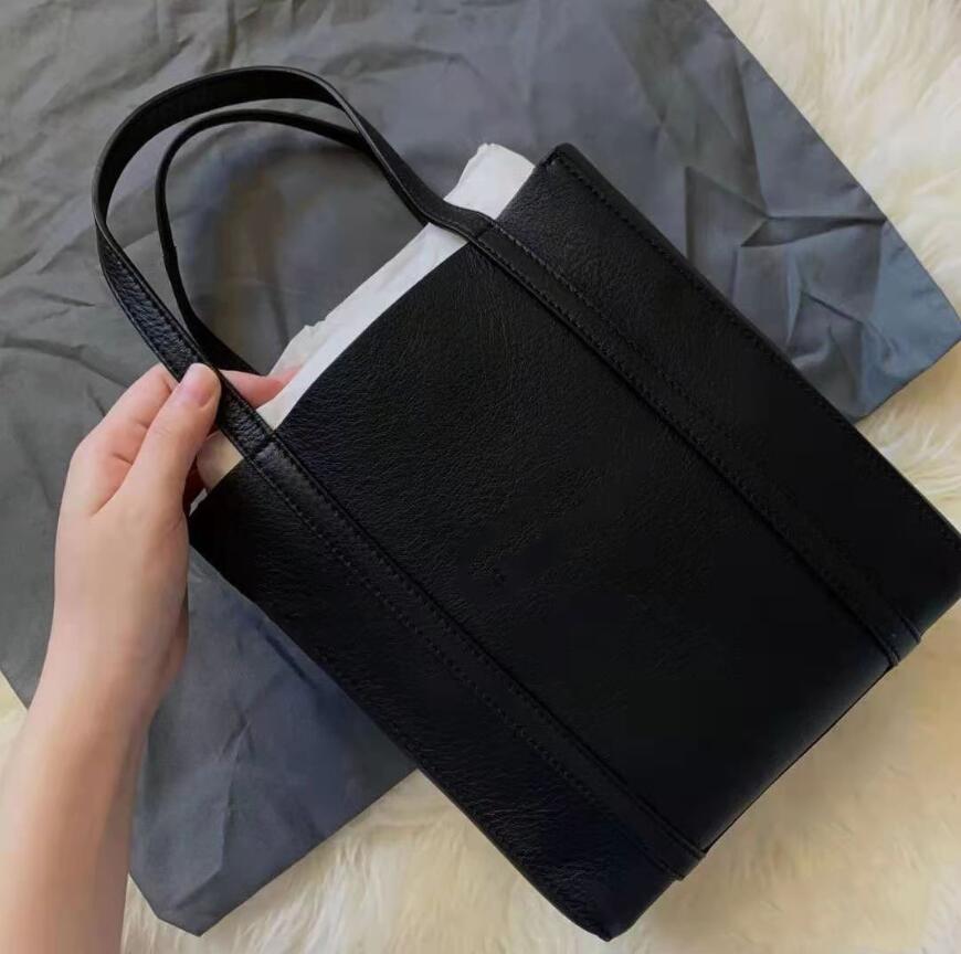MINI Designer Handbags Luxury Handbags Purses Women Leather Best Selling with Brand Letter Mini Bag Cute Handbags Fashion Ladies Size 22cm, Black
MINI Designer Handbags Luxury Handbags Purses Women Leather Best Selling with Brand Letter Mini Bag Cute Handbags Fashion Ladies Size 22cm, Black