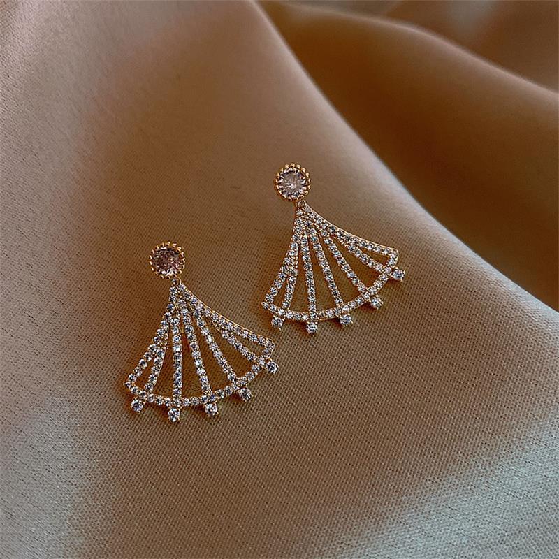 Light Luxury Scallop Fashion Inlay Pearls Stud Earrings Silver Color Anniversary Earring For Women Party Accessories Jewelry
Light Luxury Scallop Fashion Inlay Pearls Stud Earrings Silver Color Anniversary Earring For Women Party Accessories Jewelry