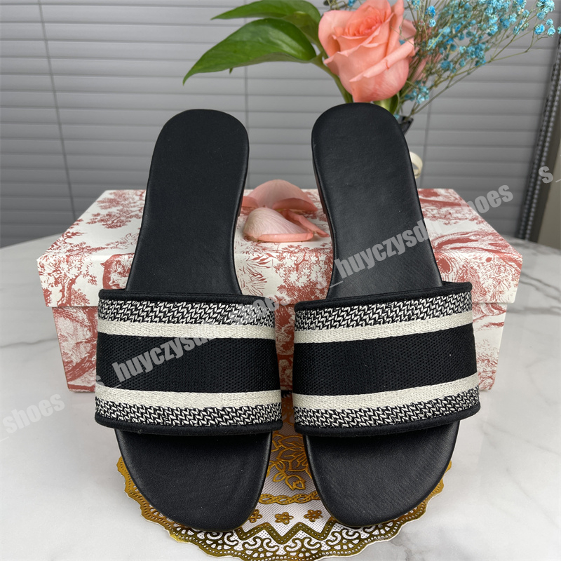 2022 Luxury Spring And Autumn New Embroidered Slippers Letters Beach Flat Cotton Slipper Black Fabric Word Sandals SIze 35-45 With Box
2022 Luxury Spring And Autumn New Embroidered Slippers Letters Beach Flat Cotton Slipper Black Fabric Word Sandals SIze 35-45 With Box