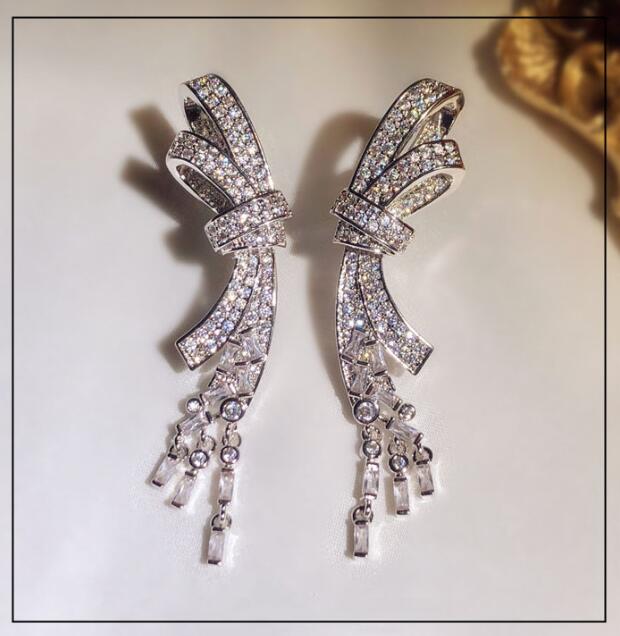 Luxury Shining Crystal Sweet Bowknot Designer Stud Earrings Long Tassel Dangle Pendant CZ Diamond Earring Ear Rings Party Wedding Jewelry
Luxury Shining Crystal Sweet Bowknot Designer Stud Earrings Long Tassel Dangle Pendant CZ Diamond Earring Ear Rings Party Wedding Jewelry