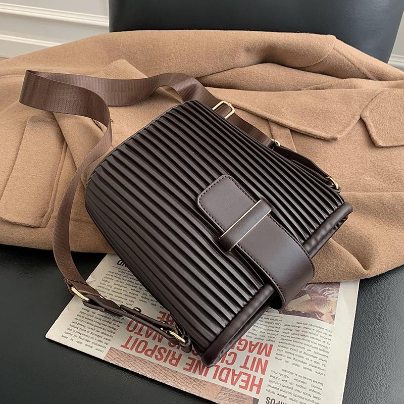 Niche Design 2021 Different packages Bucket bag underarm bag dual-use Width: 21cm, Black
Niche Design 2021 Different packages Bucket bag underarm bag dual-use Width: 21cm, Black