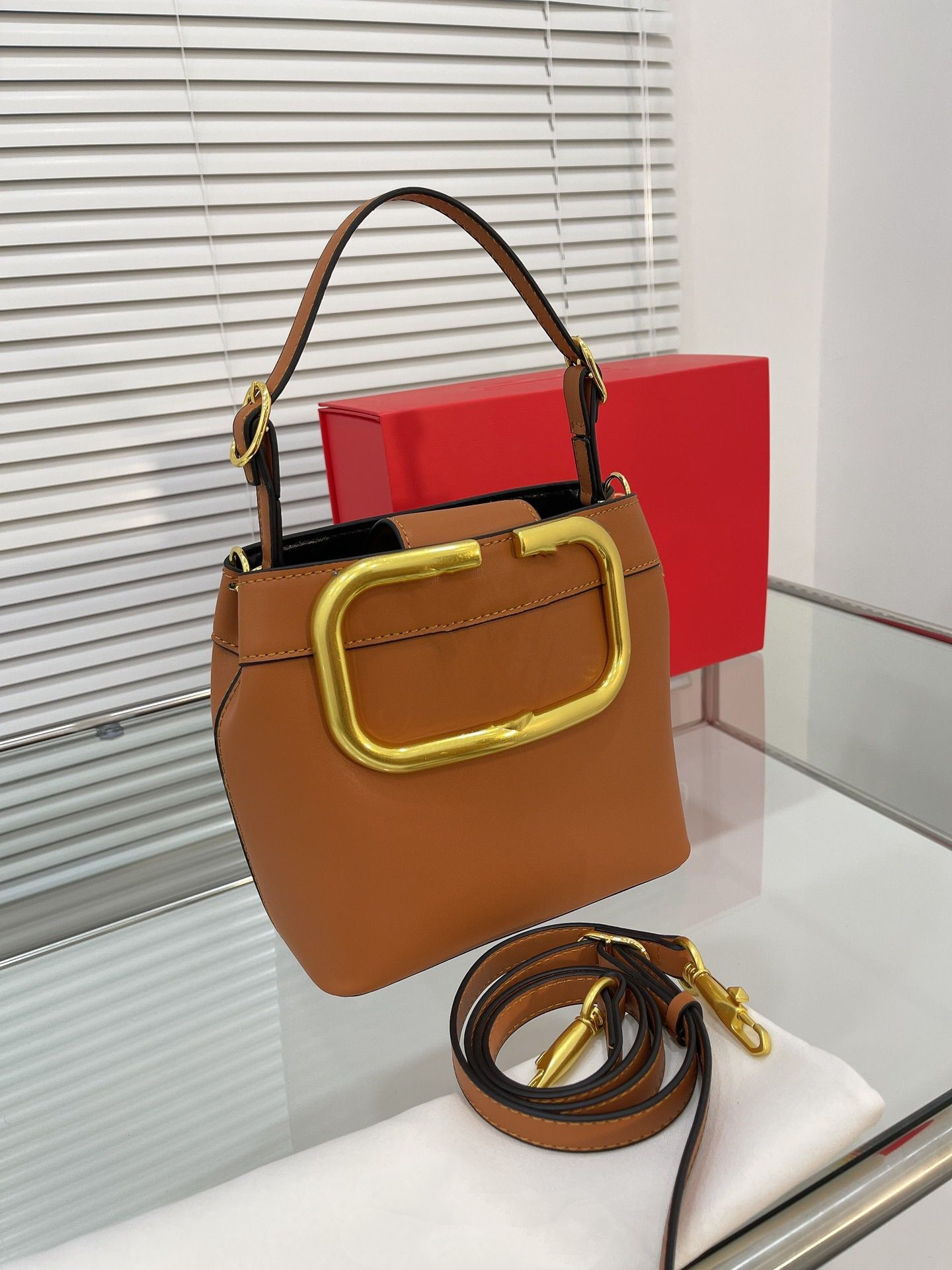 Big V Designer Bags Women Bucket Handbags Purses Great Qaulity Classic Letters Crossbody Bag Shoulder with Original Box, Red
Big V Designer Bags Women Bucket Handbags Purses Great Qaulity Classic Letters Crossbody Bag Shoulder with Original Box, Red