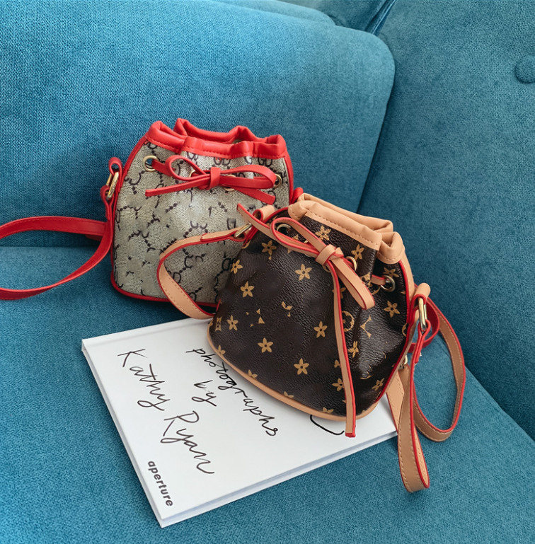 Dedigner Girls PU leather bucket bag fashion Hot sell Designer kids Line-up letter printed one shoulder bag women printed handbag A4988, Brown letter
Dedigner Girls PU leather bucket bag fashion Hot sell Designer kids Line-up letter printed one shoulder bag women printed handbag A4988, Brown letter