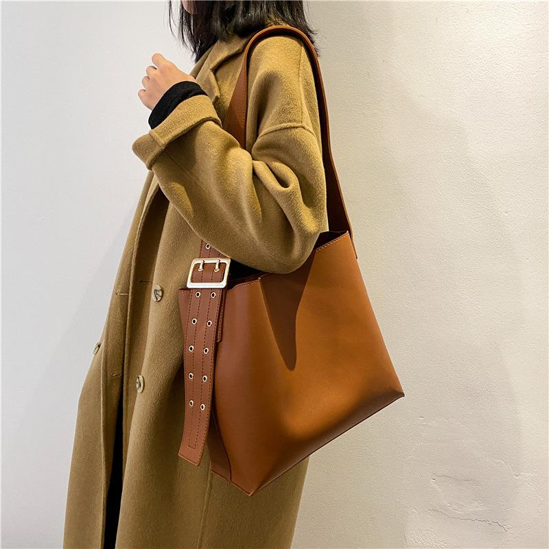 Bucket bag female bag new foreign wide shoulder strap windproof female large capacity tote messenger, Black
Bucket bag female bag new foreign wide shoulder strap windproof female large capacity tote messenger, Black