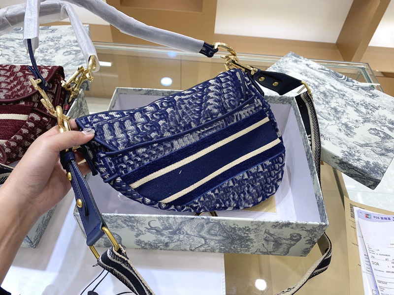 2020 3A quality luxury designer woman messenger bag fashion shoulder bag classic retro saddle bag B15
2020 3A quality luxury designer woman messenger bag fashion shoulder bag classic retro saddle bag B15