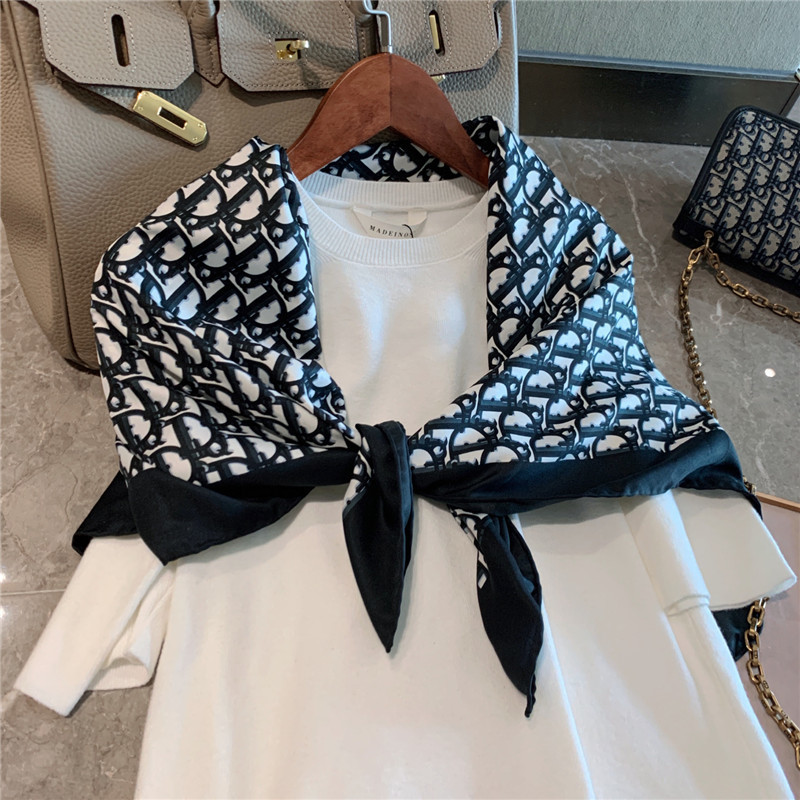 Silk scarves Korea net red aitist the same style d letter old flower Vintage big scarf for women winter
Silk scarves Korea net red aitist the same style d letter old flower Vintage big scarf for women winter