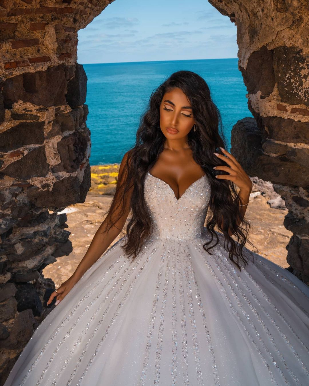 Sparking Sequins Wedding Dresses Sweetheart Sleeveless Bridal Gowns Wide Straps Sequins Sweep Train Robe de mariée Custom Made