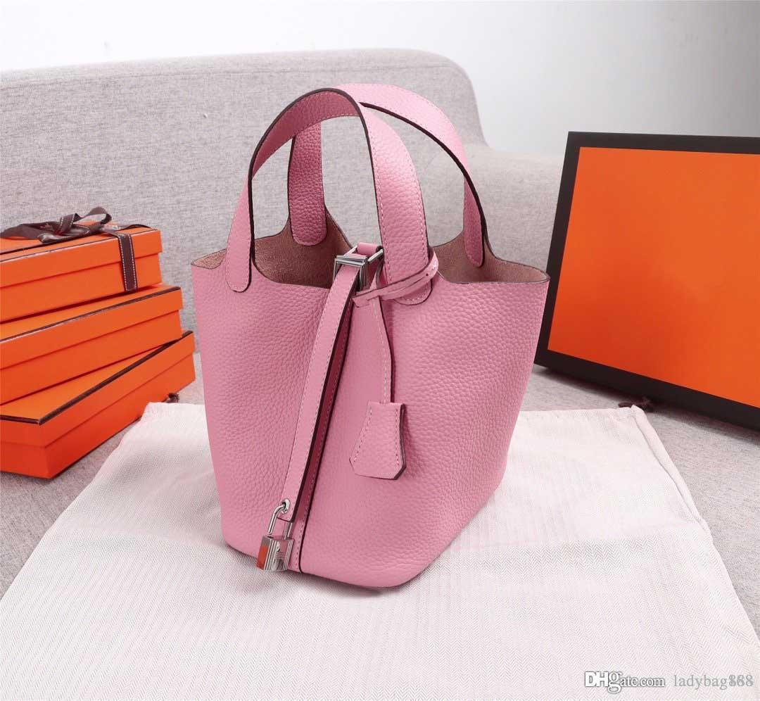 2020 classic designer women handbags shoulder strap bags mini Genuine Leather shopping bags lock small purse tote with horse pendant 
2020 classic designer women handbags shoulder strap bags mini Genuine Leather shopping bags lock small purse tote with horse pendant