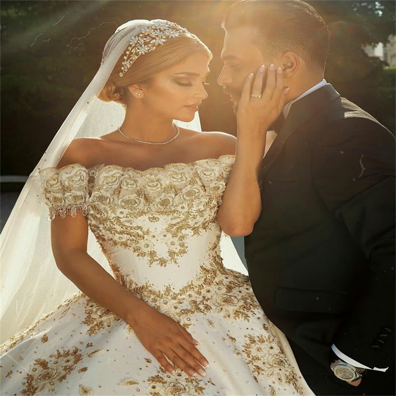 Gold Ball Gown Wedding Dresses Princess Appliqued Lace Sequins Beads Bridal Gowns Custom Made Ruched Satin Sweep Train Abiti Da Sposa