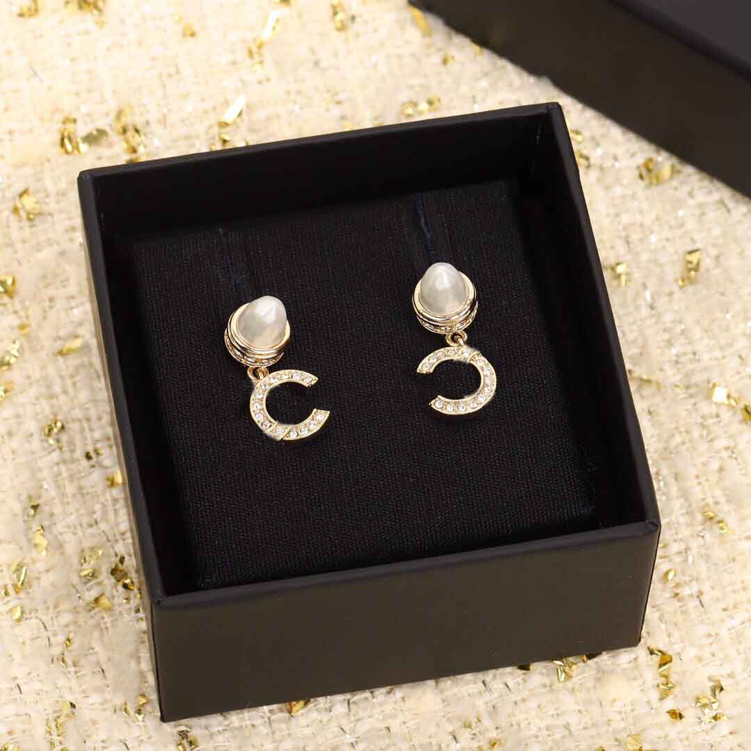 2022 Top quality Charm Small stud earring with diamond and nature shell beads for women wedding jewelry gift have box stamp PS7230
2022 Top quality Charm Small stud earring with diamond and nature shell beads for women wedding jewelry gift have box stamp PS7230