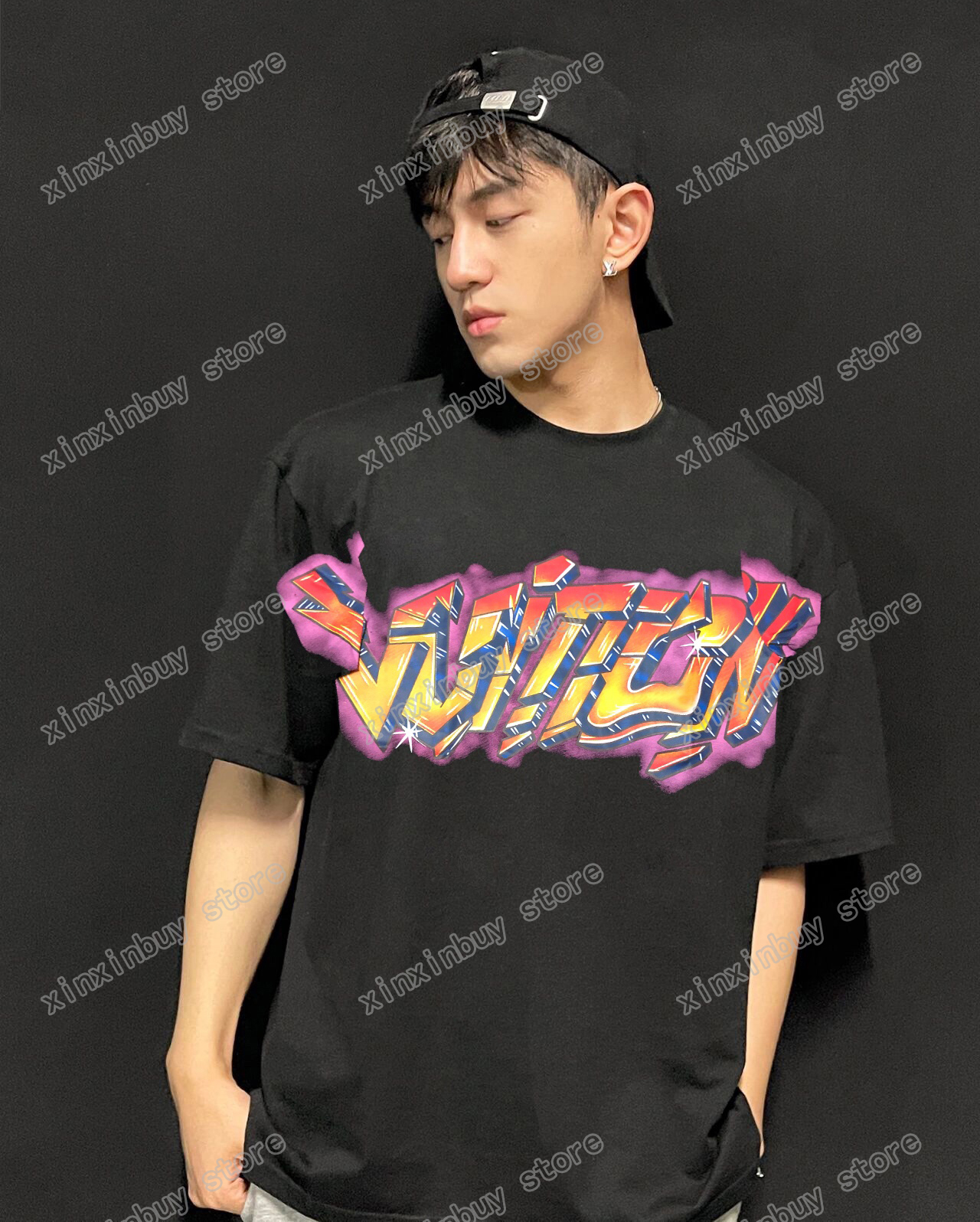 22ss Men Women Designers T-Shirts tee Graffiti letters print short sleeve Man Crew Neck paris Fashion Streetwear black white S-2XL
22ss Men Women Designers T-Shirts tee Graffiti letters print short sleeve Man Crew Neck paris Fashion Streetwear black white S-2XL