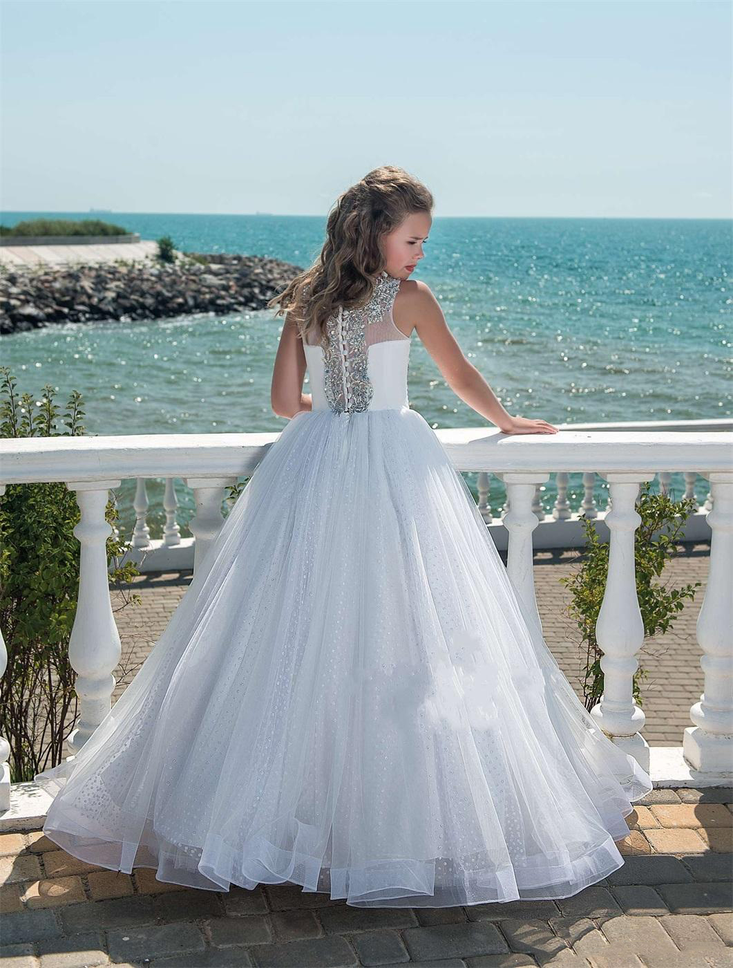 Bling Flower Girls Dresses 2022 Crystals Rhinestones Sweep Train White Tulle First Communion Dress for Little Girl Jewel Neckline 0509