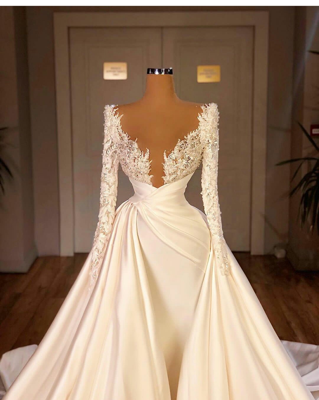 saudi arabian long sleeve wedding dresses plus size v back lace beaded wedding gowns ruched customise robe de marie
