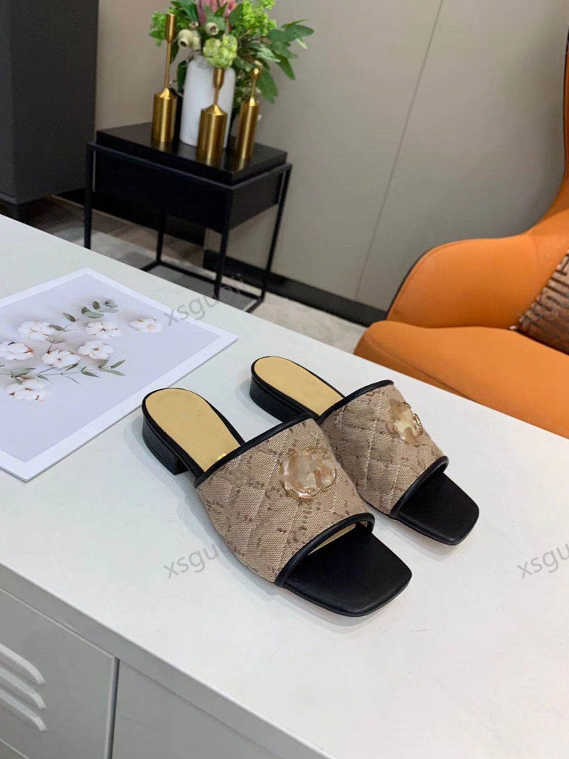 100% Leather men slippers soft cowhide Lazy women shoes Metal buckle beach slippers Mules Princetown Classic lady slippers with box, Black
100% Leather men slippers soft cowhide Lazy women shoes Metal buckle beach slippers Mules Princetown Classic lady slippers with box, Black