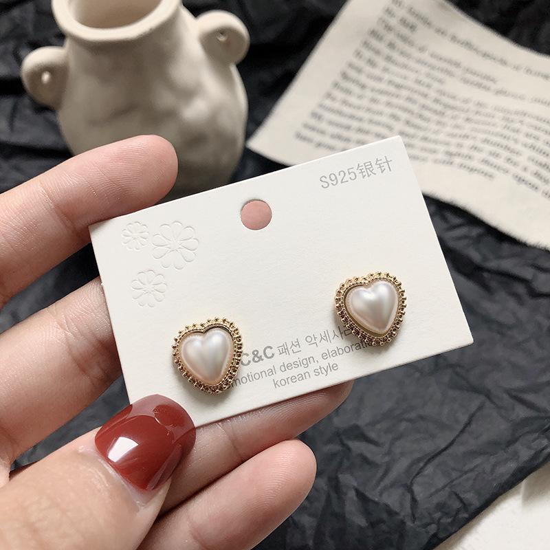 Korean Version of the Simple Retro Heart-Shaped Simulation Pearl Earrings Sweet Girl Wild Earrings Wedding / Party Accessories
Korean Version of the Simple Retro Heart-Shaped Simulation Pearl Earrings Sweet Girl Wild Earrings Wedding / Party Accessories