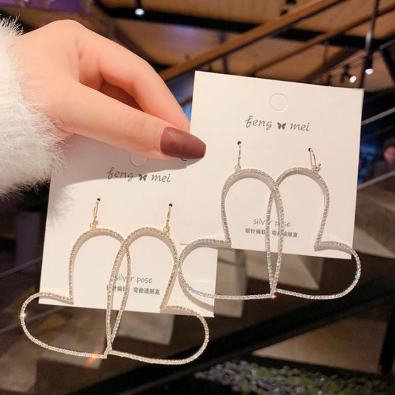 Fashion Rhinestone Love Hollow Tide Earrings Female Korean Temperament Personality Alloy Net Red Long Atmospheric Earrings
Fashion Rhinestone Love Hollow Tide Earrings Female Korean Temperament Personality Alloy Net Red Long Atmospheric Earrings