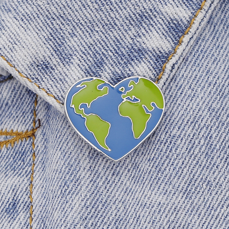 

Green Earth Heart World Map Label Pins Alloy Brooches Hat Clothes Bag Enamel Pin Travel Commemorative Badge Unisex Jewelry Gifts, As picture