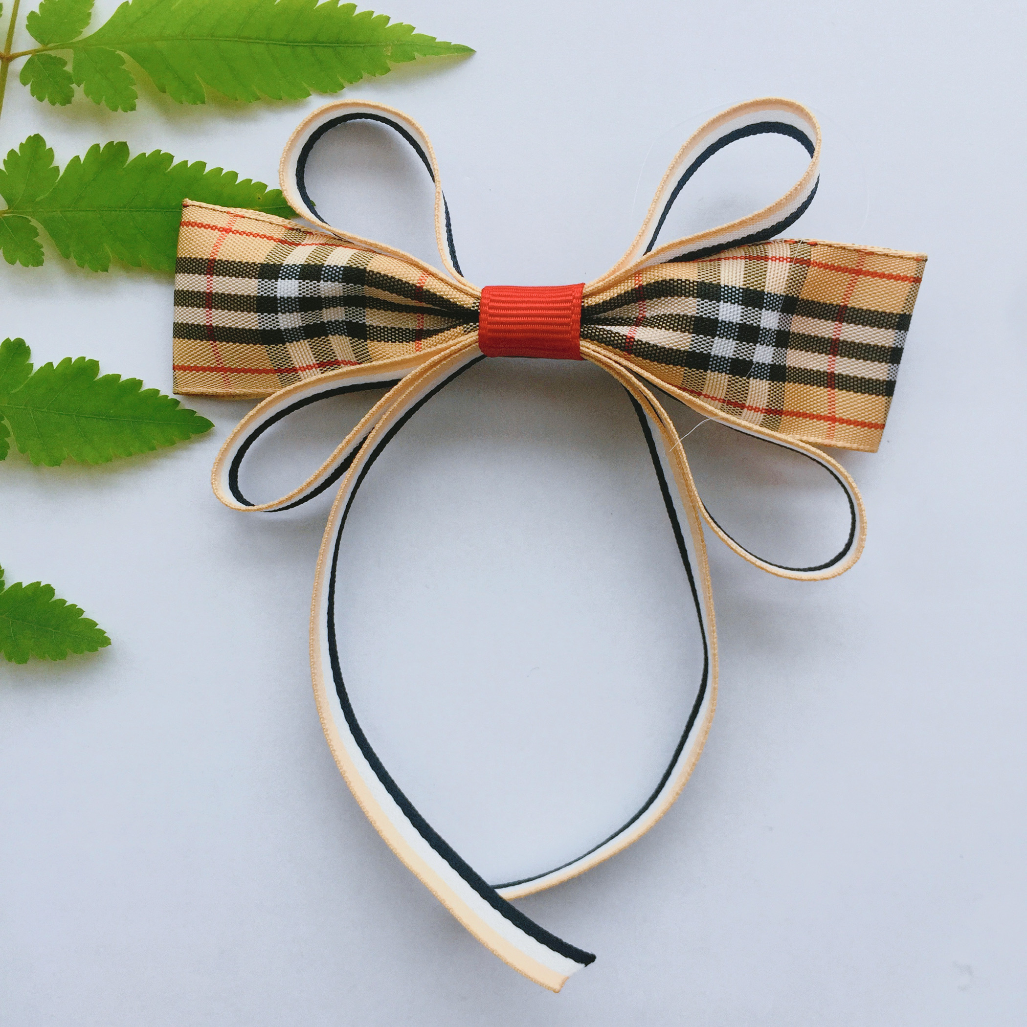 Lady's hair clip headdress made by hand with 4 inch British Glen Grain style hair clip webbing accessories, Golden;silver
Lady's hair clip headdress made by hand with 4 inch British Glen Grain style hair clip webbing accessories, Golden;silver
