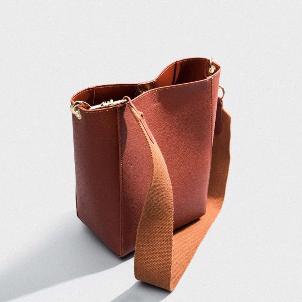 sangle bucket Wide Strap Shoulder Tote Tote Commuter Bag triomphe designer high quality cowhide women handbags celin fashion m5O1#
sangle bucket Wide Strap Shoulder Tote Tote Commuter Bag triomphe designer high quality cowhide women handbags celin fashion m5O1#