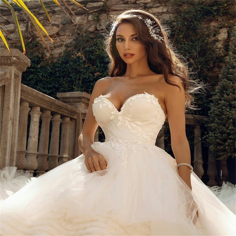 Gorgeous A Line Wedding Dresses Appliqued Lace Sweetheart Tired Ruffles Chapel Wedding Gown Custom Made Sweep Train Robes De Mariée