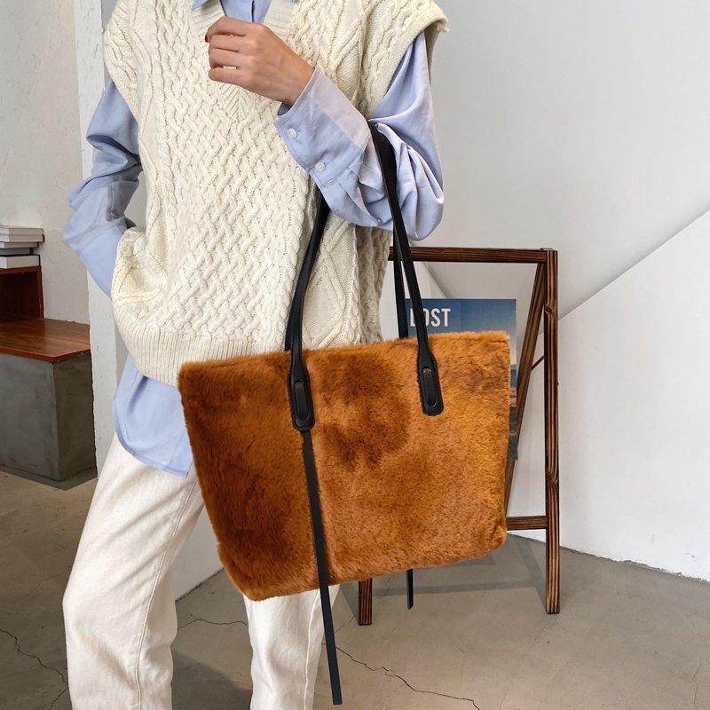 Fashion Faux Fur Large Capacity Bag Women's Single Shoulder Bag Handbag Plush Lady Tote Can Store Personal Belongings
Fashion Faux Fur Large Capacity Bag Women's Single Shoulder Bag Handbag Plush Lady Tote Can Store Personal Belongings
