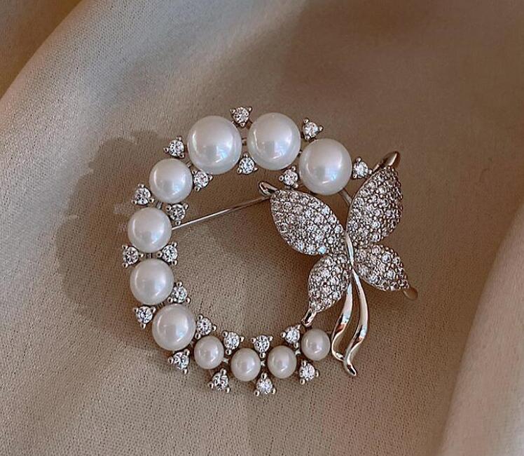 Pearl Rhinestone Wreath Butterfly Brooch for Women Baroque Trendy Elegant Circle Leaf Brooch Pins Party Wedding Gifts GC748