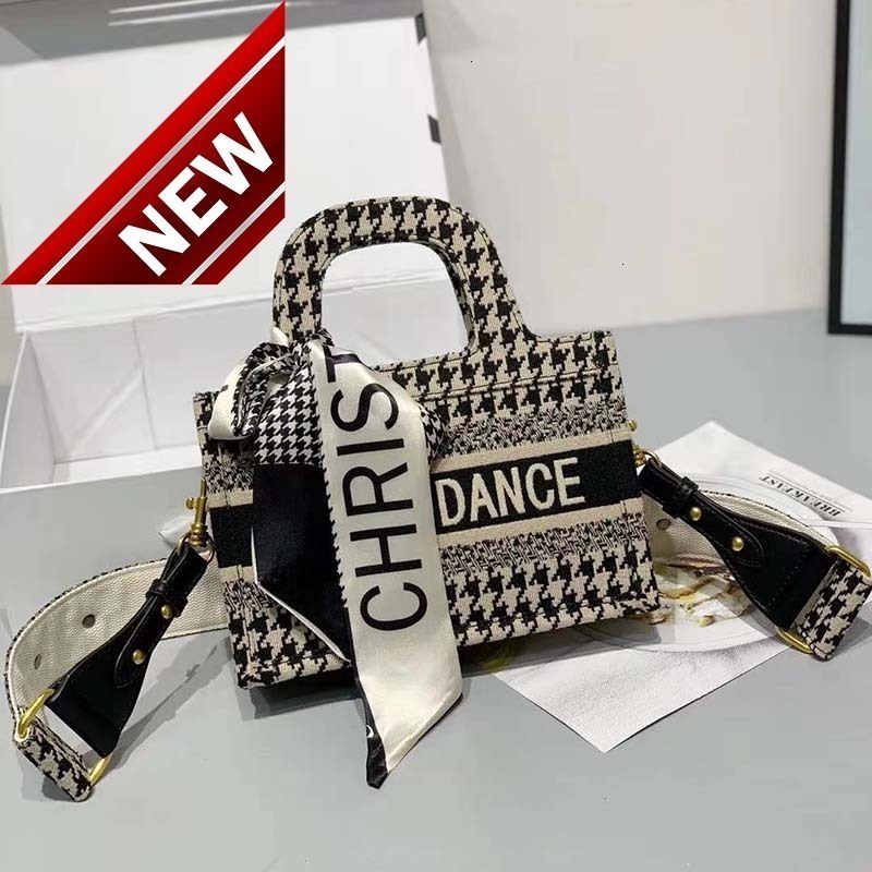 2022 New Mini Embroidered Canvas Shopping Bag d Brand Tot Temperament Goddess Versatile Handbag One Shoulder
2022 New Mini Embroidered Canvas Shopping Bag d Brand Tot Temperament Goddess Versatile Handbag One Shoulder