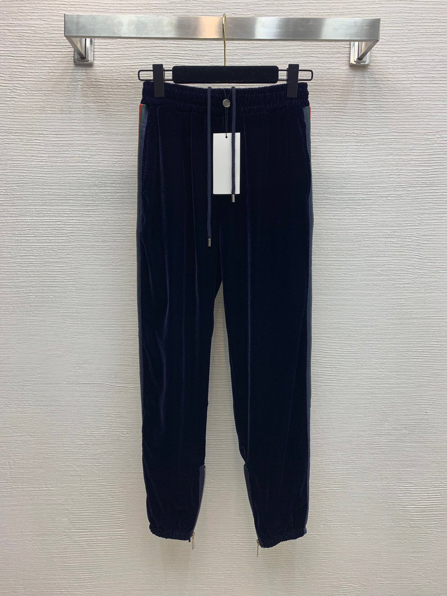 2020 new high end side stripe color contrast letter cloth embroidery elastic waist drawstring closed leg casual pants, Blue
2020 new high end side stripe color contrast letter cloth embroidery elastic waist drawstring closed leg casual pants, Blue