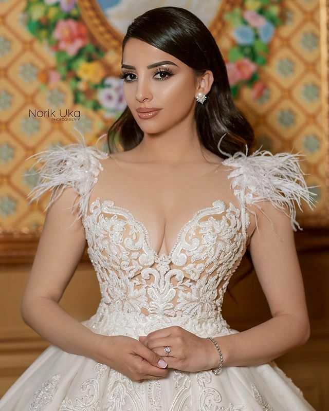 Feather Wedding Dresses Bridal Gowns Lace Country Appliqued Beads Sheer Jewel Neck cathedral train Wedding Dress Robe De Mariee
