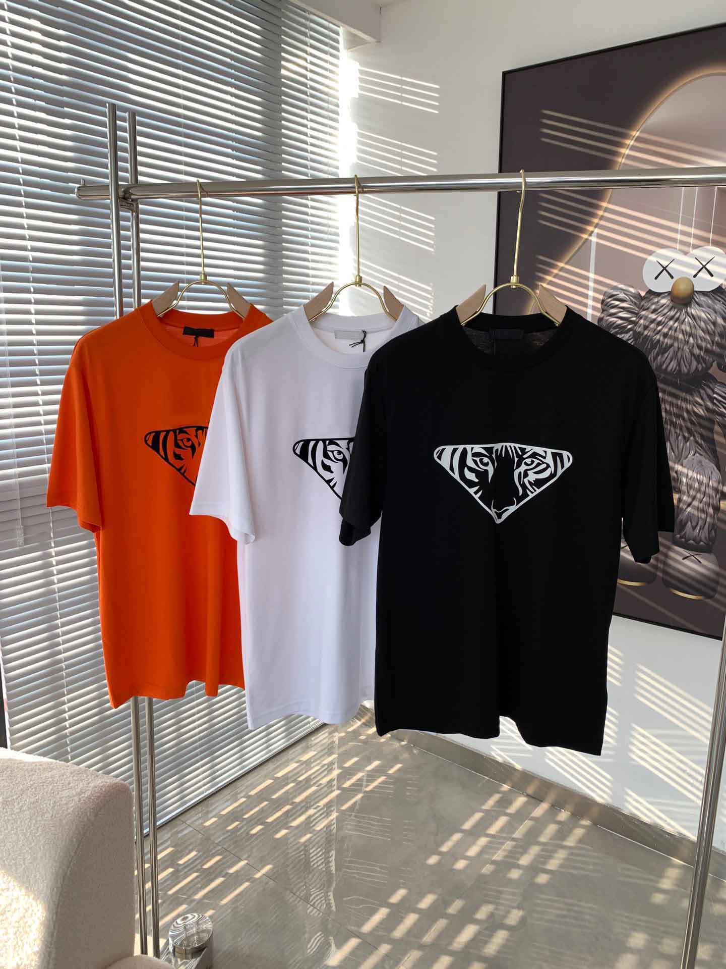 2021ss spring and summer new high grade cotton printing short sleeve round neck panel T-Shirt Size: m--xl-xxl-xxxl Color: black white B18i7
2021ss spring and summer new high grade cotton printing short sleeve round neck panel T-Shirt Size: m--xl-xxl-xxxl Color: black white B18i7