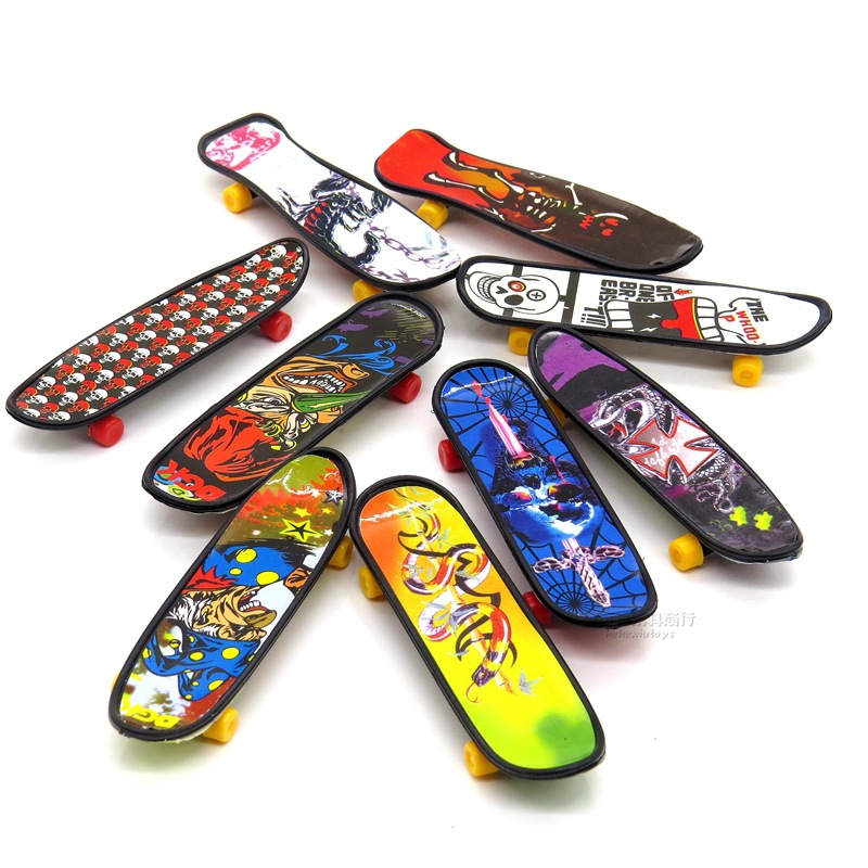 Fingers Exercise Toy Mini Skate Boarding Creative Graffiti skateboard Finger Plastic Fingerboard Hand Wrist 9.5cm Childrens gifts
Fingers Exercise Toy Mini Skate Boarding Creative Graffiti skateboard Finger Plastic Fingerboard Hand Wrist 9.5cm Childrens gifts