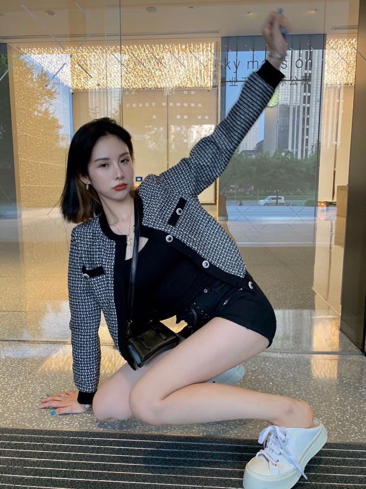 AWK0859 Fashion women Coats & Jackets 2020 Runway Luxury European Design party style Women's Clothing, As pic
AWK0859 Fashion women Coats & Jackets 2020 Runway Luxury European Design party style Women's Clothing, As pic