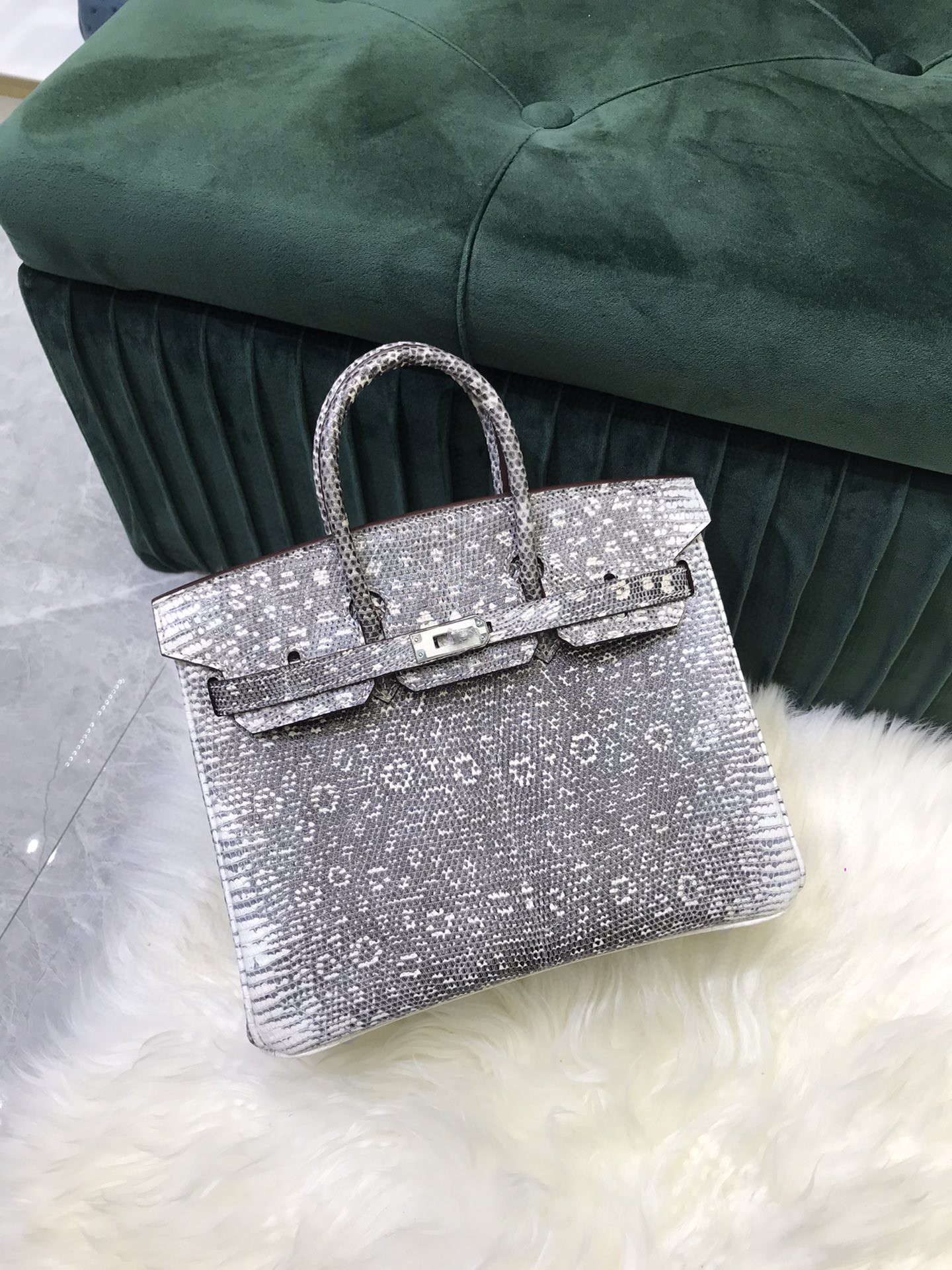 30cm luxury totes real Lizard skin fully handmade quality wax stitching designers bag snow color also can make many other colors, Red
30cm luxury totes real Lizard skin fully handmade quality wax stitching designers bag snow color also can make many other colors, Red