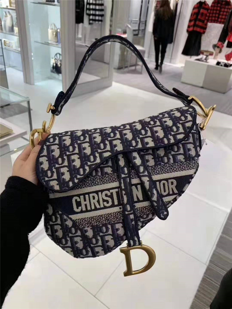 Cheap Fashion Saddle Bags Luxury Handbags Womens Bag Designer Ladies Shoulder Handbag for Women Totes Bag Hot Sale Famous Brands Alligator, As photo style color
Cheap Fashion Saddle Bags Luxury Handbags Womens Bag Designer Ladies Shoulder Handbag for Women Totes Bag Hot Sale Famous Brands Alligator, As photo style color