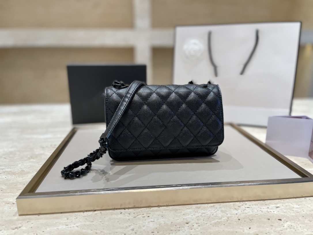 New style female bag, classic casual all-match, lightweight one-shoulder messenger bag with gift box, packing size 20cm
New style female bag, classic casual all-match, lightweight one-shoulder messenger bag with gift box, packing size 20cm