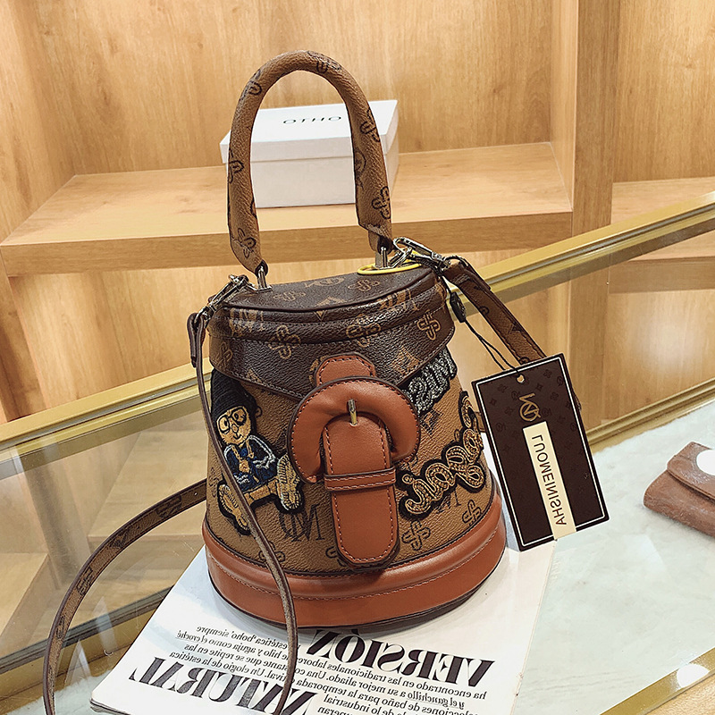 ladies shoulder bags cute trend bear graffiti bucket bag street personality vertical leathers cylinder handbags elegant stereotypes printed leather handbag, Brown 66243
ladies shoulder bags cute trend bear graffiti bucket bag street personality vertical leathers cylinder handbags elegant stereotypes printed leather handbag, Brown 66243