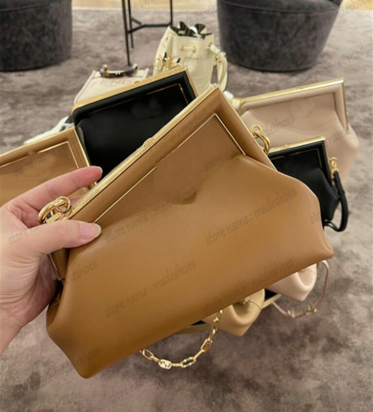 First Clutch Bag Designer Calfskin Brown Handbag Women Luxurys Shoulder Bags Purse Crossbody Soft Caramel Colored Nappa Leather with Metal Macro Closure
First Clutch Bag Designer Calfskin Brown Handbag Women Luxurys Shoulder Bags Purse Crossbody Soft Caramel Colored Nappa Leather with Metal Macro Closure