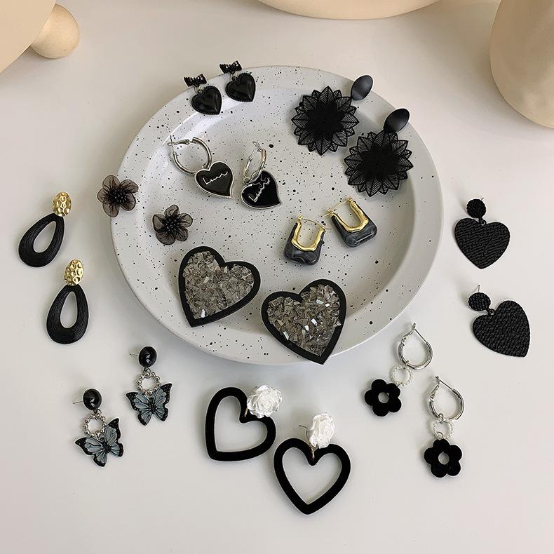 Dangle & Chandelier 2022 Korean Black Series Heart Flower Earrings For Women Fashion Jewelry Butterfly Oorbellen Pendientes, Silver
Dangle & Chandelier 2022 Korean Black Series Heart Flower Earrings For Women Fashion Jewelry Butterfly Oorbellen Pendientes, Silver