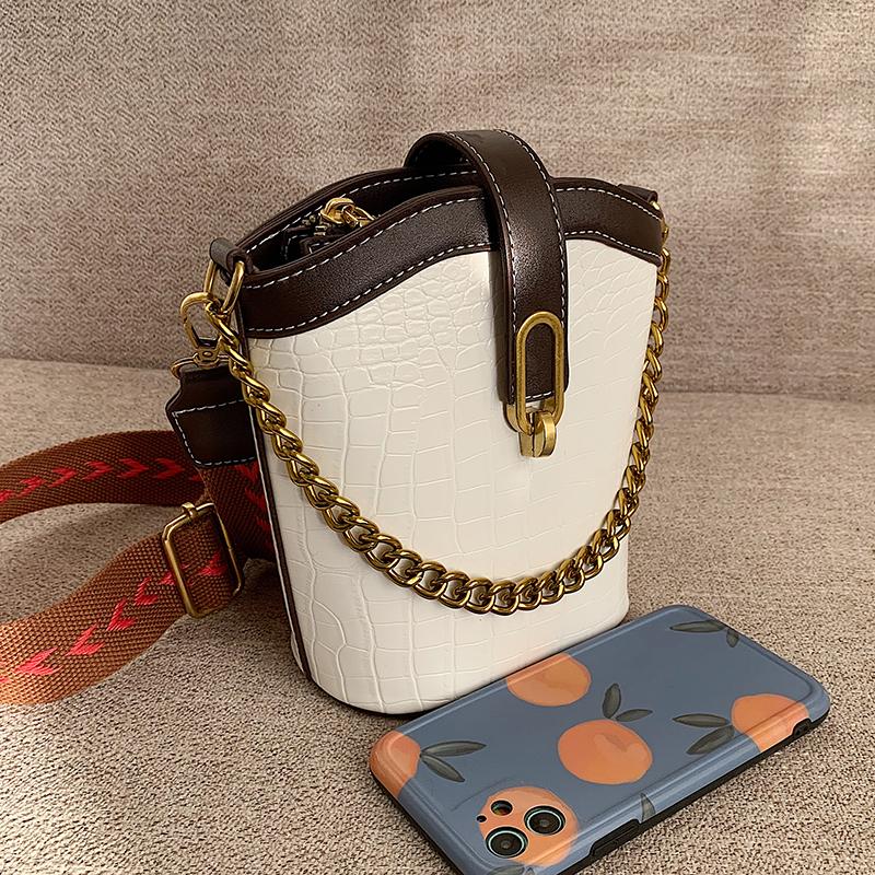 Niche Design Hot Style Handbags 2021 New Fashion Hot-style Messenger Bag High-quality Bucket Bag Chain Shoulder Width: 18cm, Black
Niche Design Hot Style Handbags 2021 New Fashion Hot-style Messenger Bag High-quality Bucket Bag Chain Shoulder Width: 18cm, Black