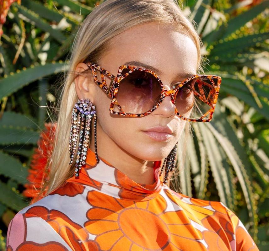 Sunglasses 2021 Trending Oversized Square Luxury Hollow Men Women Fashion Shades UV400 Vintage Glasses
Sunglasses 2021 Trending Oversized Square Luxury Hollow Men Women Fashion Shades UV400 Vintage Glasses