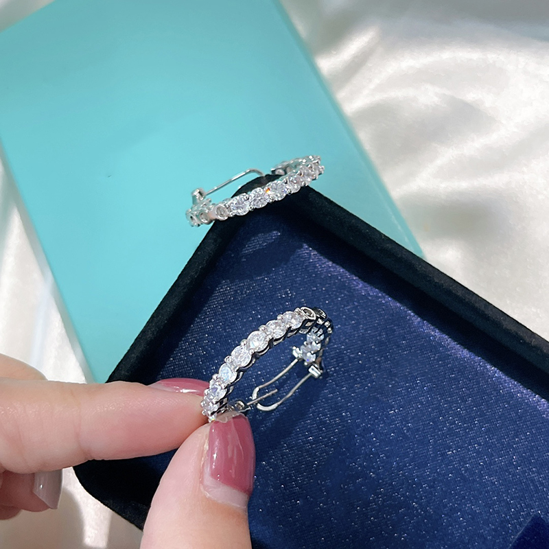 Designer Hoop Earring Luxury Love Silver Earrings For Women Diamonds Earring Womens Designers Stud Earrings Party Wedding Ear Studs 2112226D
Designer Hoop Earring Luxury Love Silver Earrings For Women Diamonds Earring Womens Designers Stud Earrings Party Wedding Ear Studs 2112226D