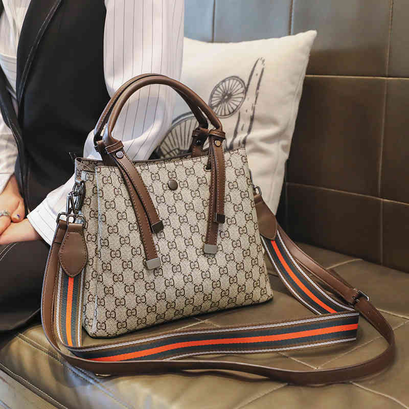 2022 Factory Wholesale handbag Fashion Bag large capacity bucket women's mother single shoulder armpit bag middle-aged flower girl, Light gray
2022 Factory Wholesale handbag Fashion Bag large capacity bucket women's mother single shoulder armpit bag middle-aged flower girl, Light gray