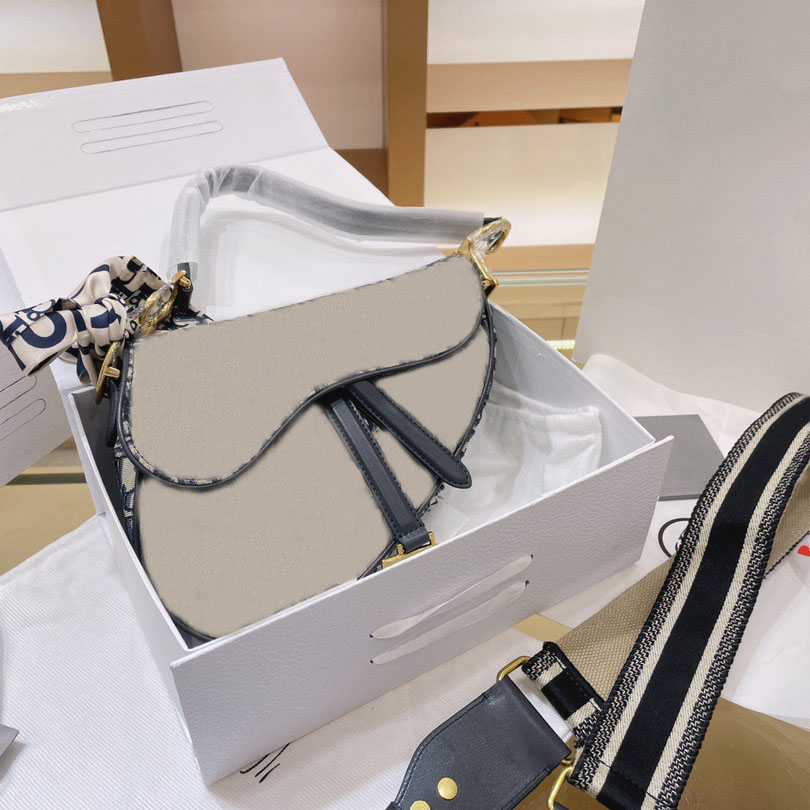 blue cavans saddle bag Handbag Bright light Matte Bags Classic Embroidery Letter flower printing with Original Box MM size Women Handbags Cr
blue cavans saddle bag Handbag Bright light Matte Bags Classic Embroidery Letter flower printing with Original Box MM size Women Handbags Cr