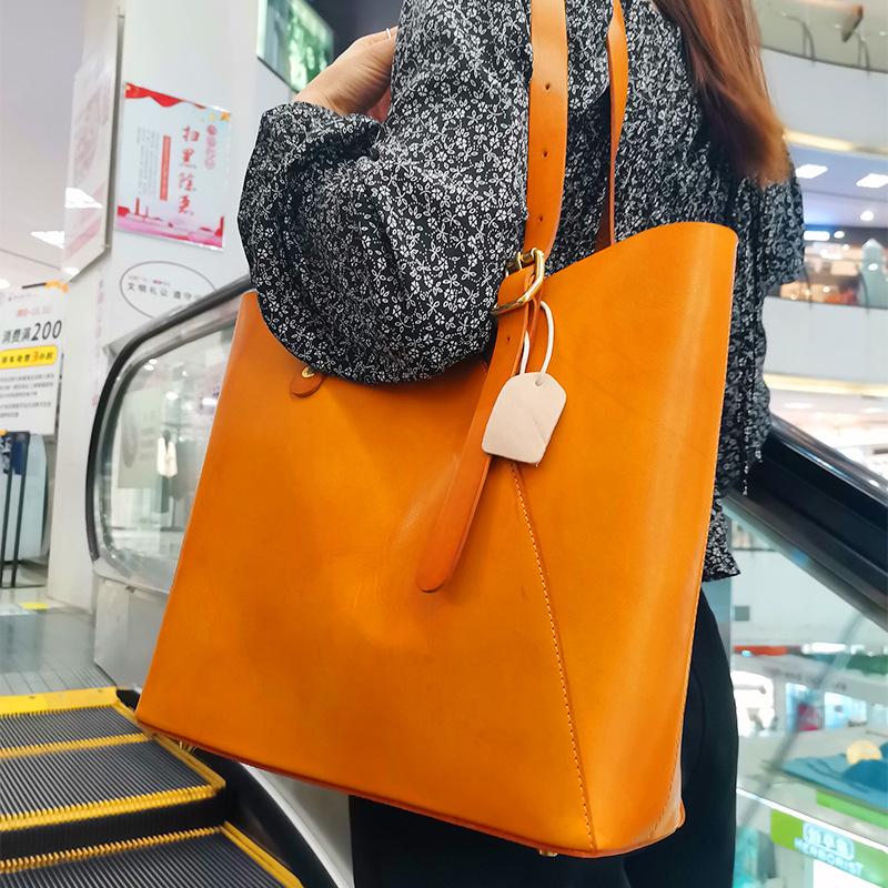 New fashion women's bag simple retro one shoulder bag large capacity vegetable tanned leather portable fashion One Shoulder Tote, Black
New fashion women's bag simple retro one shoulder bag large capacity vegetable tanned leather portable fashion One Shoulder Tote, Black