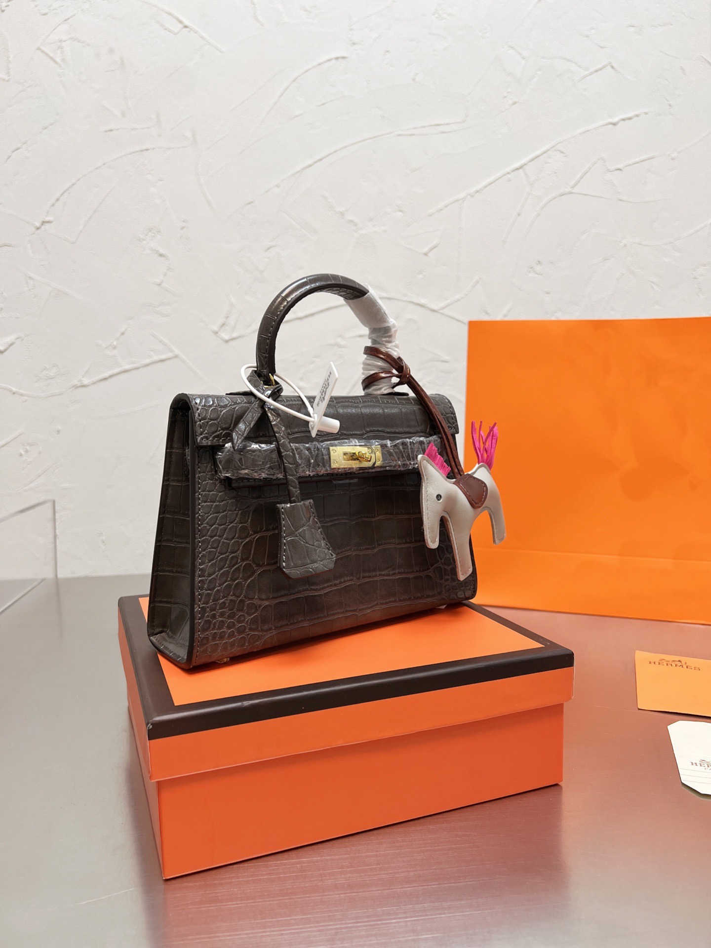 High Quality Luxury Ladies Handheld One Shoulder Messenger Bag Celebrity Style Crocodile Leather Bag Versatile Fashion Design
High Quality Luxury Ladies Handheld One Shoulder Messenger Bag Celebrity Style Crocodile Leather Bag Versatile Fashion Design