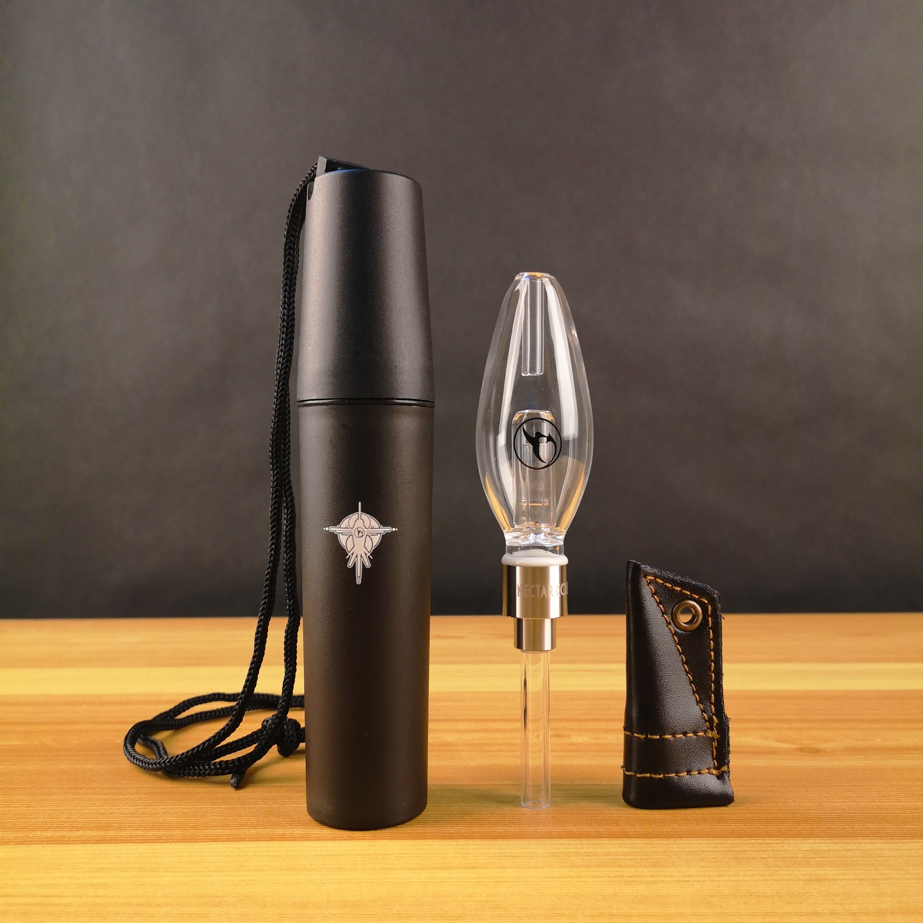 Honeybird kit Nectar Collector Factory Price DHL-HK three kinds of tip Water-cooled vertical vaporizer glass pipe
Honeybird kit Nectar Collector Factory Price DHL-HK three kinds of tip Water-cooled vertical vaporizer glass pipe
