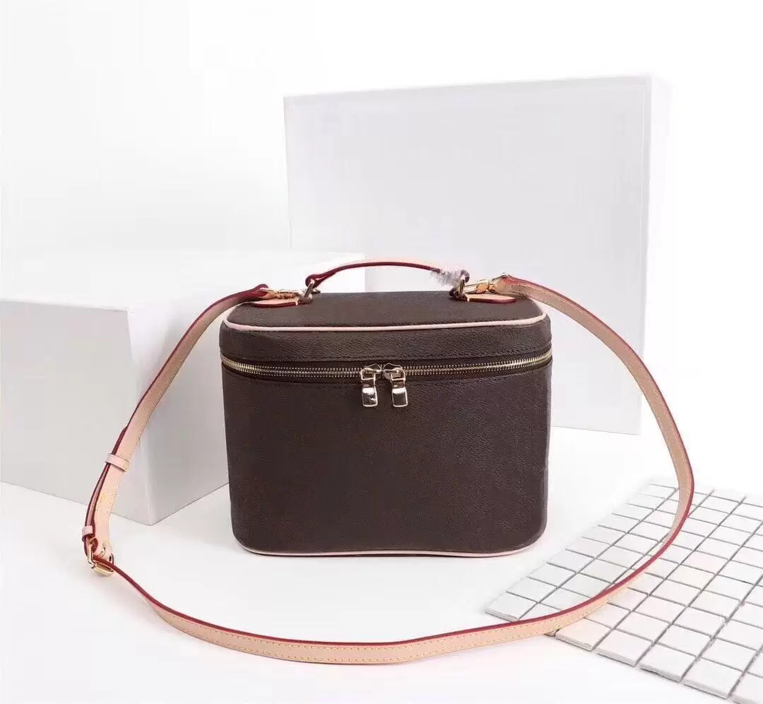 2022 Wholesale Bucket bag for women classic Cosmetic Case leather women shoulder bag Tote handbag presbyopic purse makeup case purse Cosmetic bag, Customize
2022 Wholesale Bucket bag for women classic Cosmetic Case leather women shoulder bag Tote handbag presbyopic purse makeup case purse Cosmetic bag, Customize