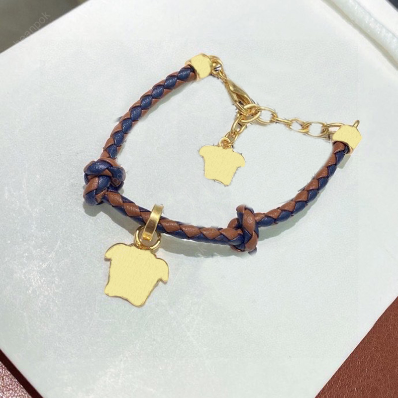 2022 Designer Leather Bracelet Men Women Luxury Cowhide Bracelets For Mens Jewelry Pendant Chain Bracelets V Brands High Quality 22010602R
2022 Designer Leather Bracelet Men Women Luxury Cowhide Bracelets For Mens Jewelry Pendant Chain Bracelets V Brands High Quality 22010602R